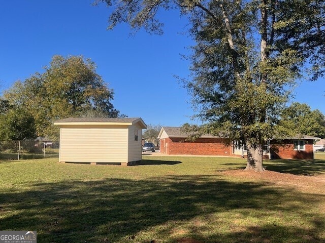 view of yard featuring an outdoor structure