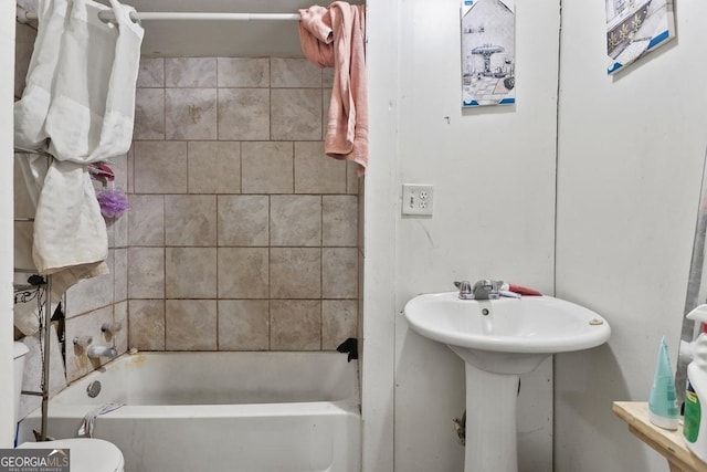 bathroom featuring sink and shower / tub combo