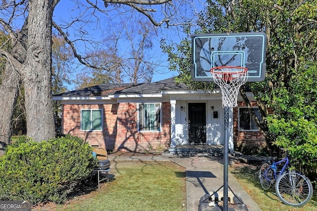 view of front of property featuring a front yard