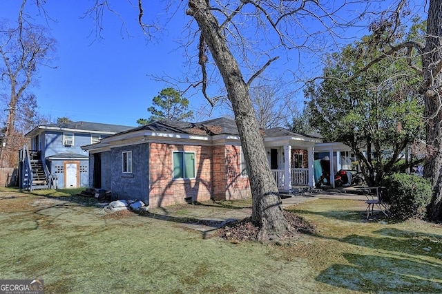 view of front of house featuring a front lawn