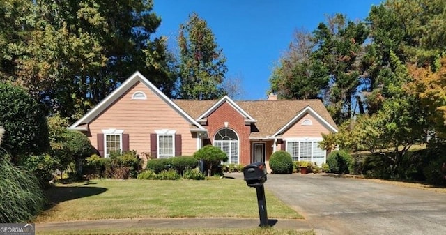 view of front facade featuring a front lawn