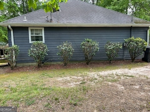 view of side of property featuring a yard