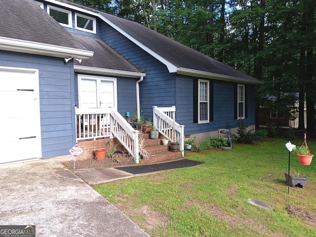 view of front of home featuring a front lawn and a garage