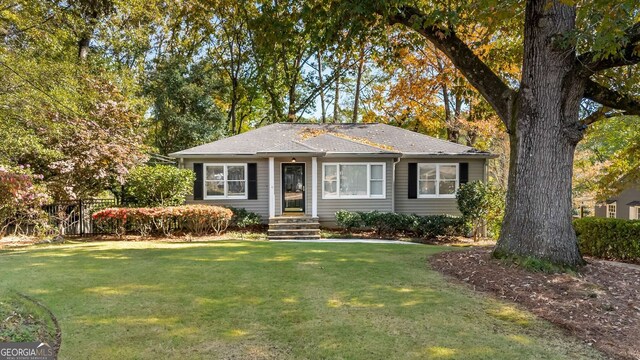 view of front of home featuring a front lawn