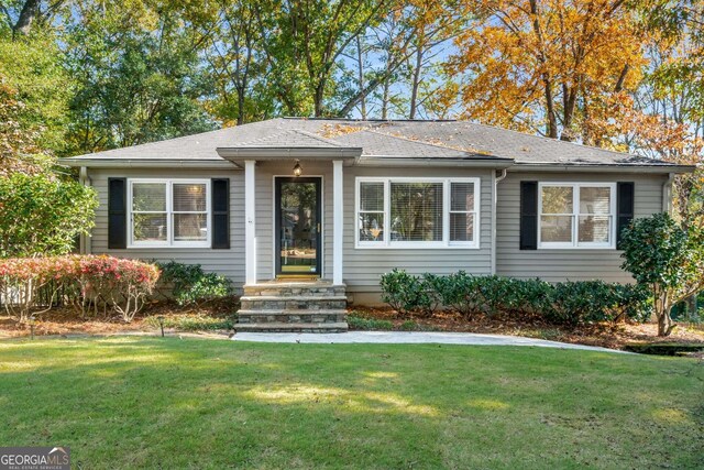 view of front of property featuring a front yard