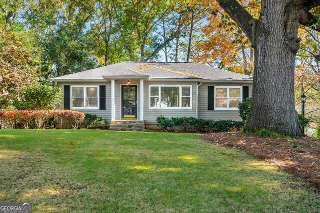 single story home with a front lawn