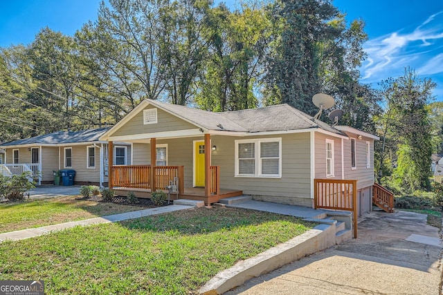 view of front of home with a porch and a front lawn