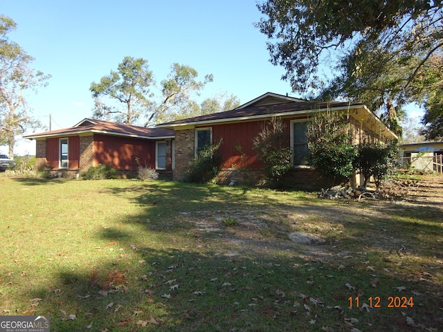 single story home with a front lawn