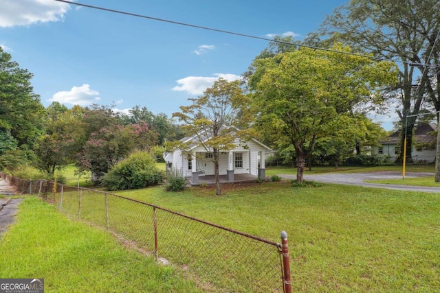 view of front of house featuring a front lawn