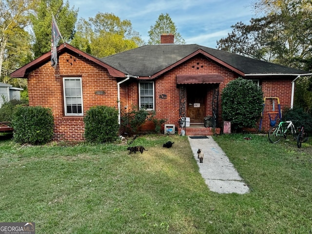 view of front facade featuring a front yard