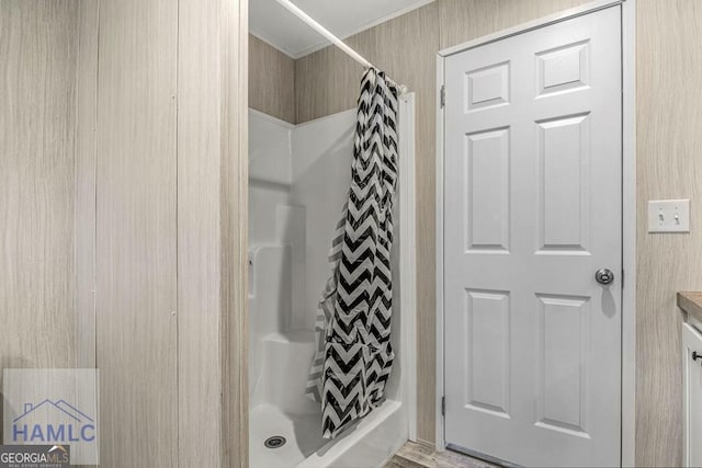 bathroom featuring a shower with curtain and vanity