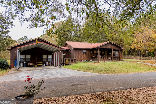 view of front of property featuring a carport and a front yard