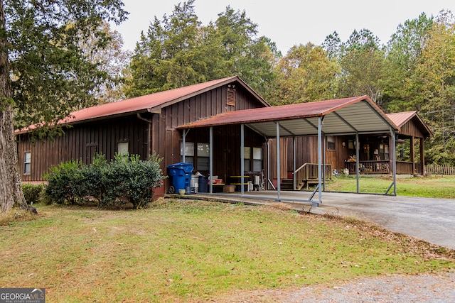 view of front of house featuring a front yard