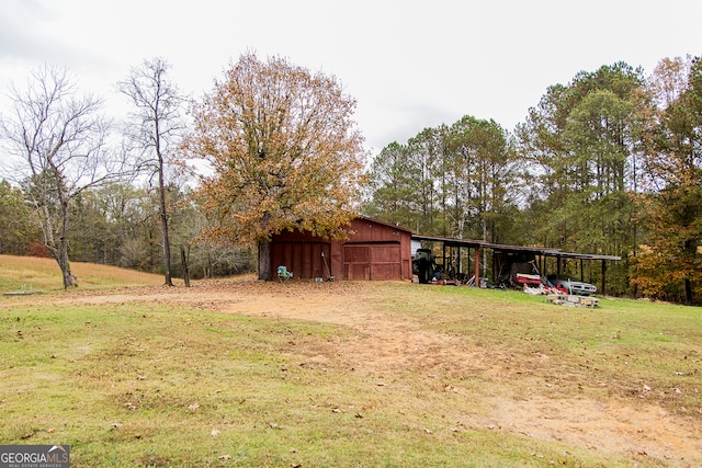 view of yard with a carport and an outdoor structure