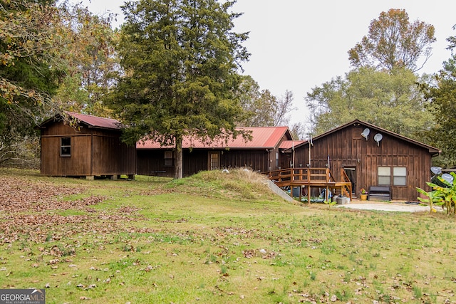 view of yard featuring an outbuilding