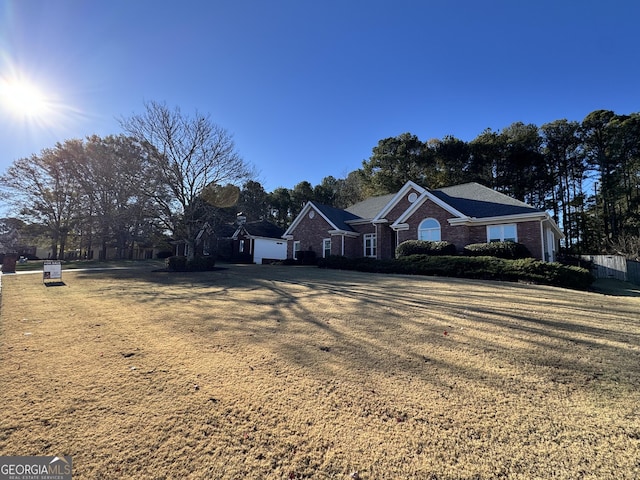 ranch-style home featuring a front lawn