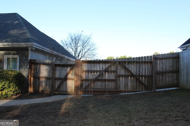 view of gate featuring a lawn