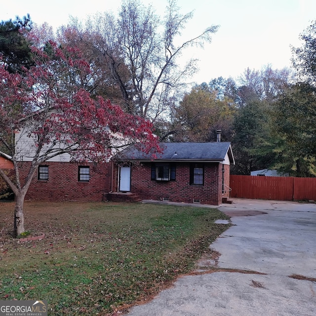 view of front of property featuring a front lawn