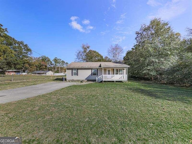 view of front of home featuring a front yard