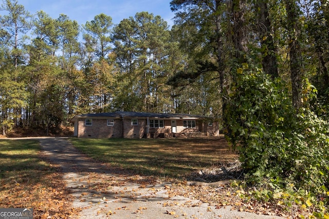 view of front of home featuring a front lawn