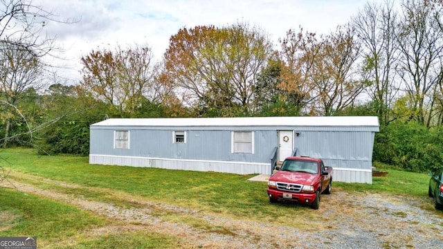 view of front of property featuring a front lawn