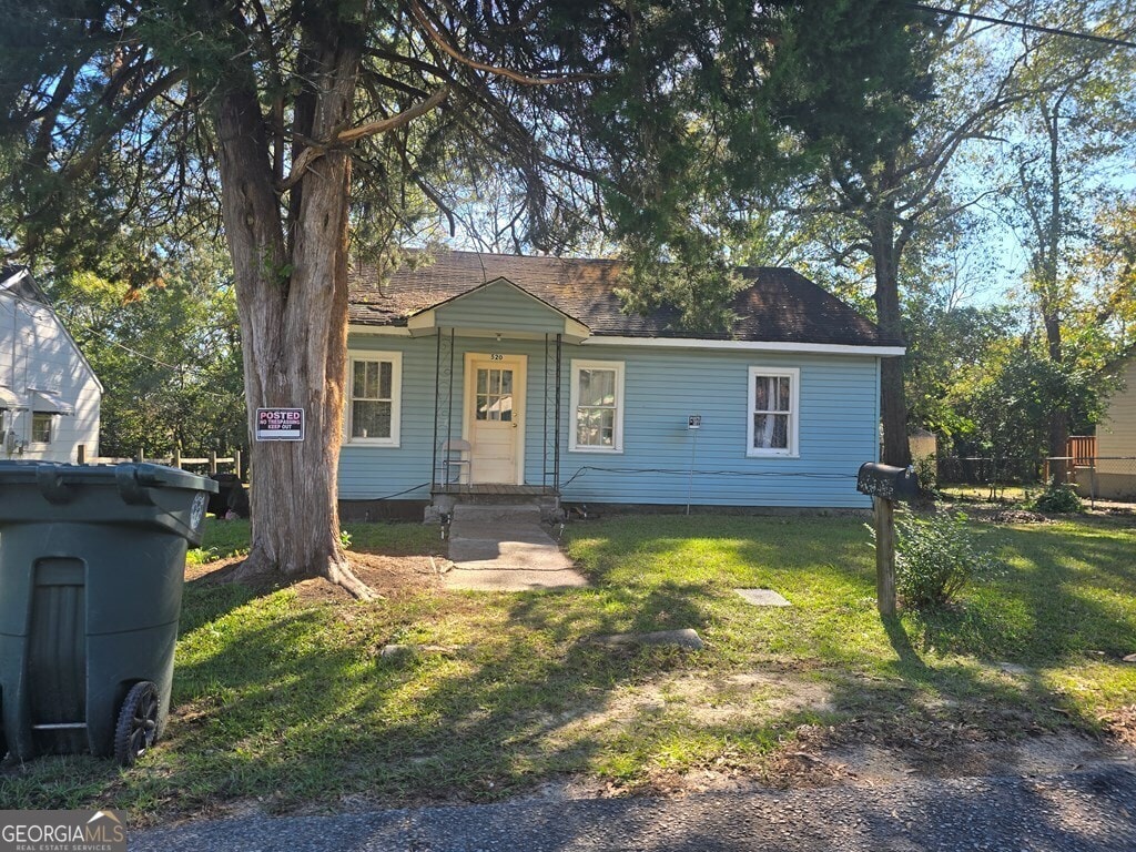 view of front of property with a front yard