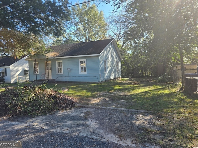 view of front of property featuring a front lawn