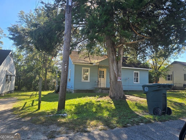 view of front of property featuring a front yard