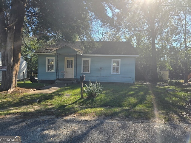 view of front of property with a front lawn