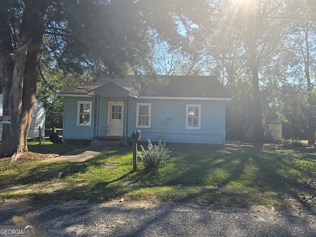 view of front of home featuring a front yard