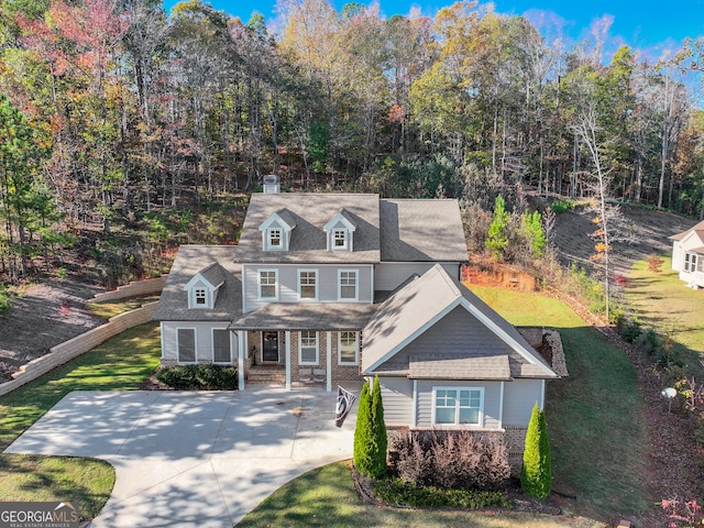 view of front of house featuring a front lawn