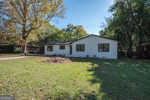 ranch-style house featuring a front yard