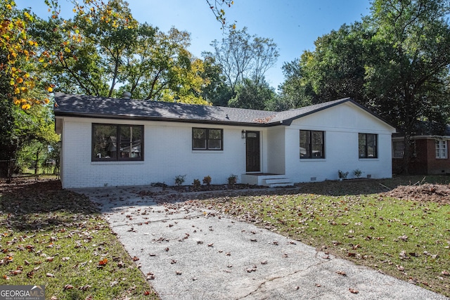 ranch-style house featuring a front yard