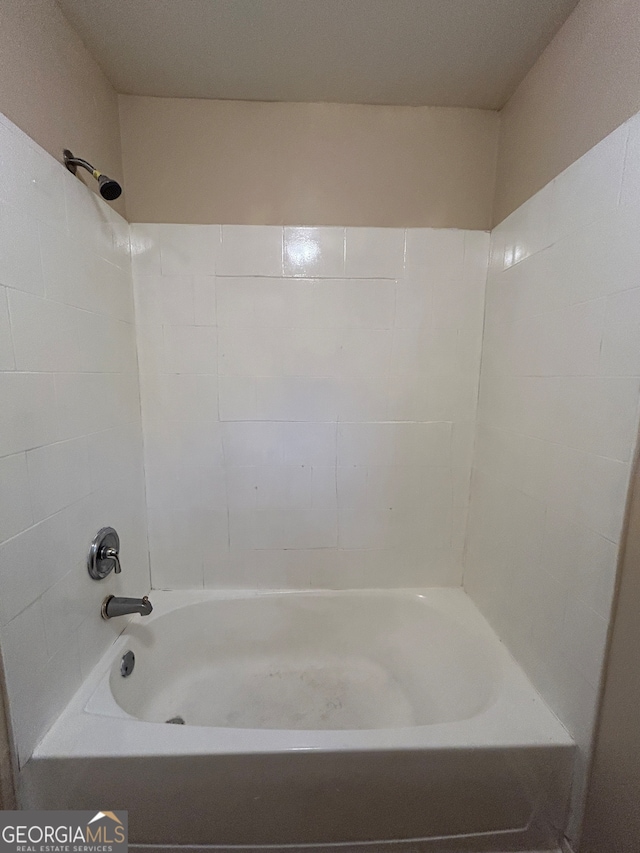 bathroom featuring tiled shower / bath combo