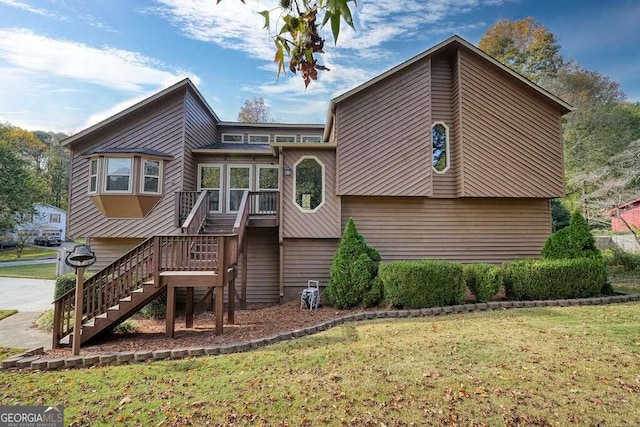 view of front facade featuring a front yard