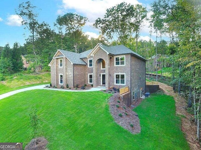 view of front of property featuring a front lawn