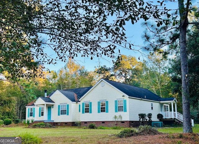 view of front of home with a front lawn