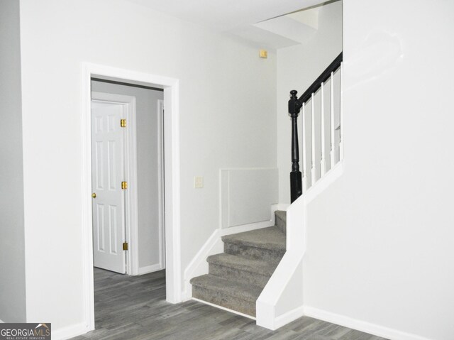 unfurnished bedroom featuring carpet, ceiling fan, and crown molding