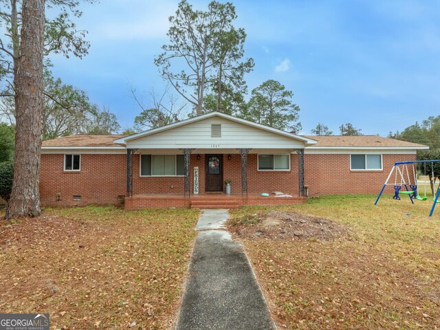 view of front facade featuring covered porch and a front yard