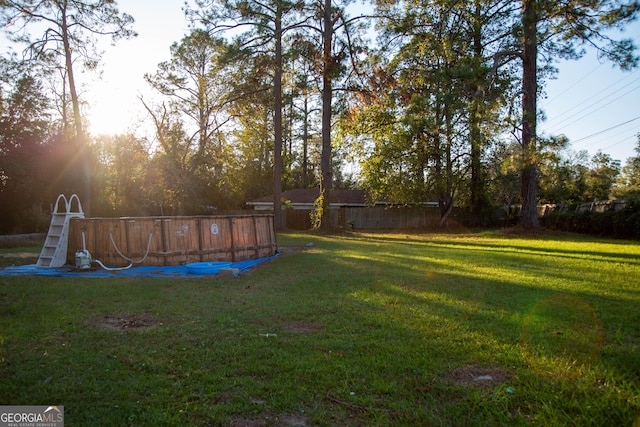 view of yard featuring an empty pool