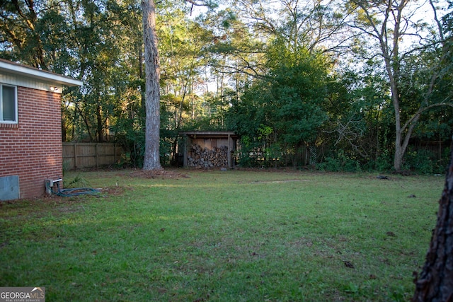 view of yard with a shed