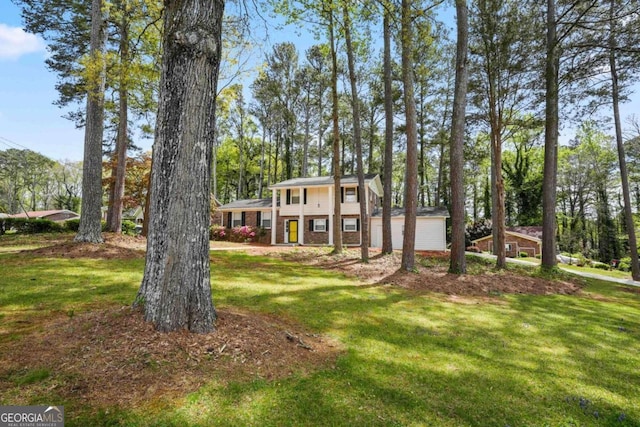 view of front of home featuring a front lawn