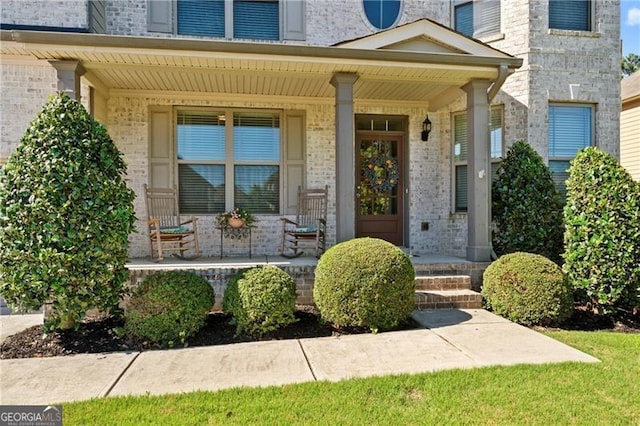 entrance to property featuring a porch