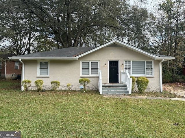 view of front of property featuring a front yard