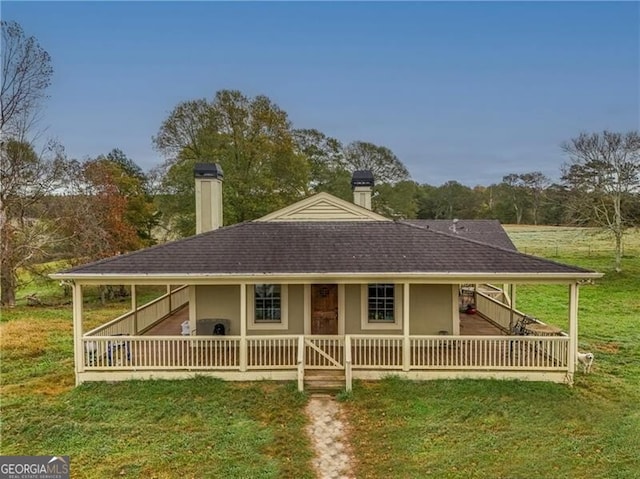 view of front of house with a porch and a front yard