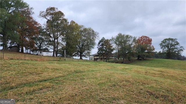 view of yard featuring a rural view