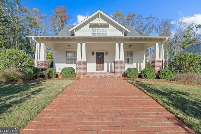 view of front of property with a front yard