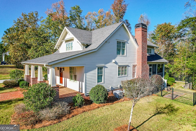 view of front of property featuring covered porch and a front lawn