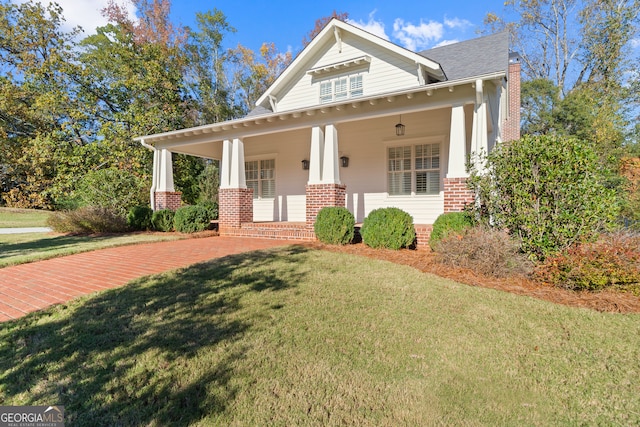 view of front of home featuring a front lawn