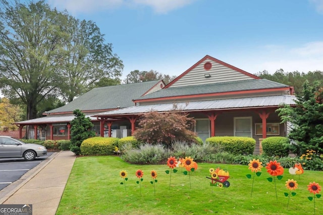 view of front of house featuring a front yard